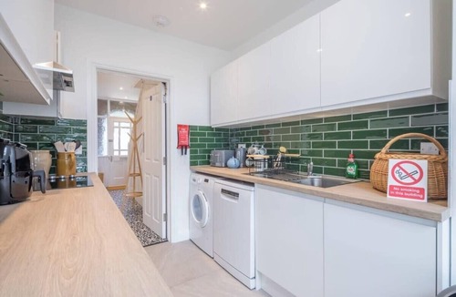 Cambridge House | Central 4 Bed Home With Parking