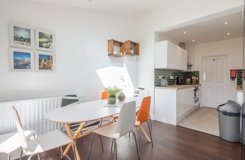 Cambridge House | Central 4 Bed Home With Parking