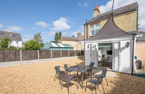 Cambridge House | Central 4 Bed Home With Parking