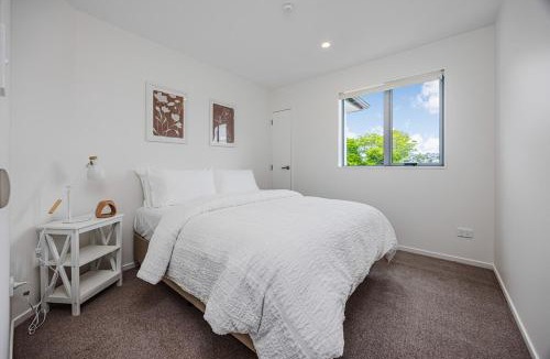 Mount Roskill House | Central 4BR Brand New Home with free parking