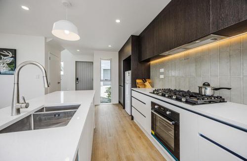 Mount Roskill House | Central 4BR Brand New Home with free parking