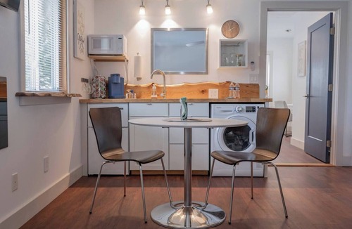Lynchburg House | Central *ADA* Unit | King Bed | Walk to LU & Shops