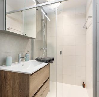 Spiez Apartment | Central Alpine Stay - Modern & Free Parking