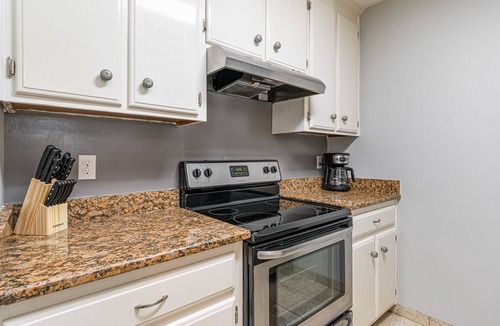 Hampton Condo | Central and Chic Hampton Condo! 2 br 2 ba W/D +WIFI! Dog Friendly