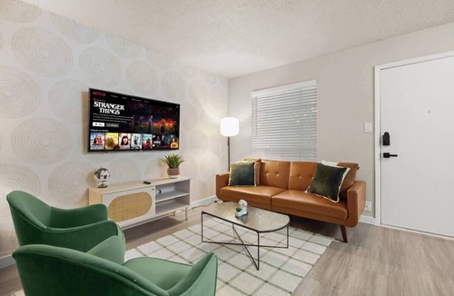 Hyde Park Apartment | Central and Cozy condo close to Downtown and University