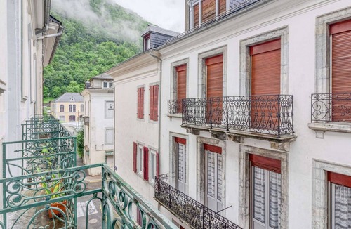Cauterets Apartment | Central Apartment for 6 with Modern Amenities, 500m from Ski Lift