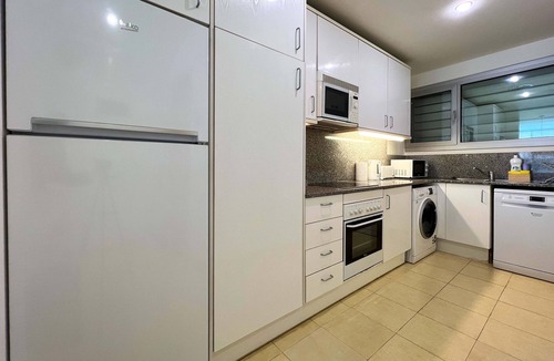 Dreta de l'Eixample Apartment | Central Apartment with Shared Rooftop