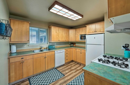 Anacortes Apartment | Central Apt: Private Fireplace & Patio Access