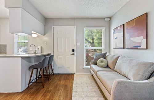 Hyde Park Apartment | Central Austin Studio | Pets Allowed and Free Prkg