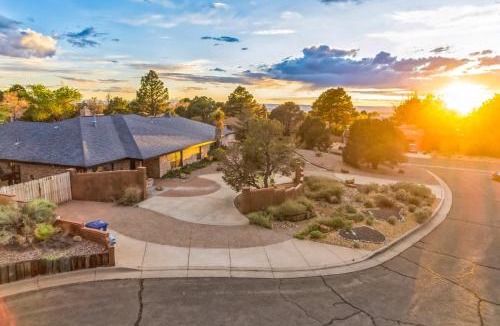 Albuquerque House | Central BBQ Haven - 4bd - Games - Outdoor Movie