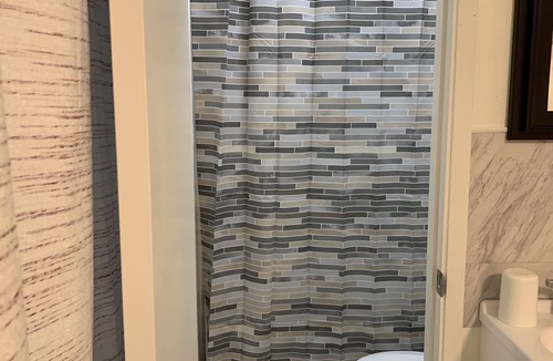 Lake Hills House | Central Bellevue Guesthouse