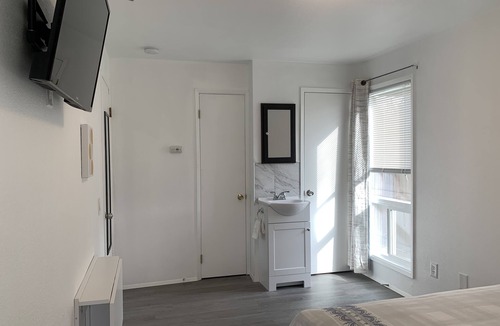 Lake Hills House | Central Bellevue Guesthouse