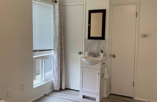 Lake Hills House | Central Bellevue Guesthouse