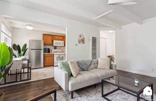 Poets Corner Apartment | Central Berkeley 2BR Home | Near UC & BART + Parking