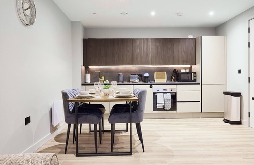 Birmingham City Centre Apartment | Central Birmingham Getaway: Luxury 2-Bedroom, Netflix, Games & Parking