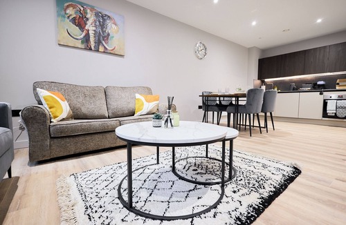 Birmingham City Centre Apartment | Central Birmingham Getaway: Luxury 2-Bedroom, Netflix, Games & Parking