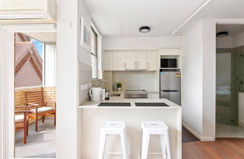 Bondi Apartment | Central Bondi Studio with Rooftop Pool Access