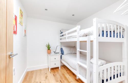 Dalry Apartment | Central Bright 3 Bed Flat with Pool & Parking