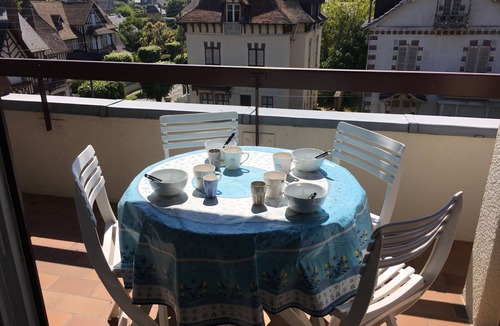 Cabourg Apartment | Central Cabourg Studio: Steps from Beach, Balcony, Parking, Elevator