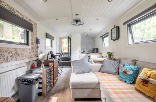 Cambridge City Centre Boat Rental | Central Cambridge Modern Solar Houseboat