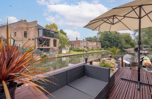 Cambridge City Centre Boat Rental | Central Cambridge Modern Solar Houseboat