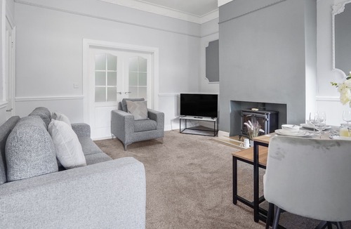 Castleford House | Central Castleford 4 Bed House - Free Parking