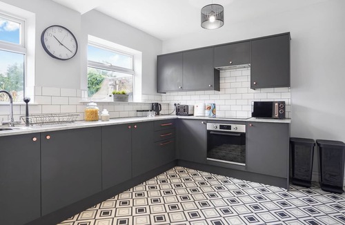 Castleford House | Central Castleford 4 Bed House - Free Parking