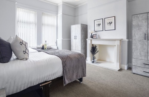 Castleford House | Central Castleford 4 Bed House - Free Parking