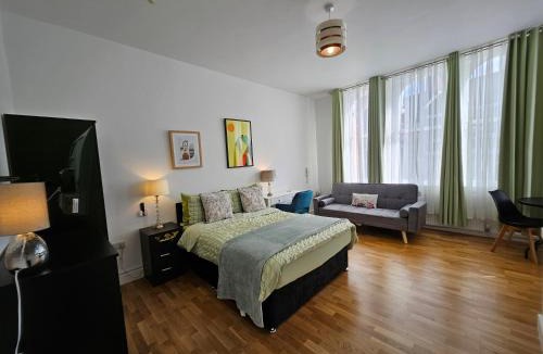 Leek House | Central Chambers Suites - Suite 1