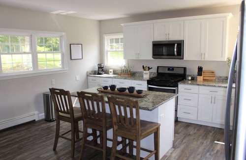 Lakeville House | Central, Charming & Modern Home