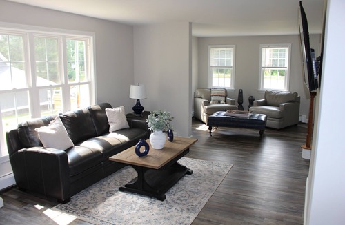 Lakeville House | Central, Charming & Modern Home