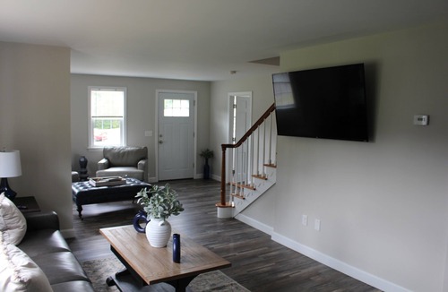 Lakeville House | Central, Charming & Modern Home