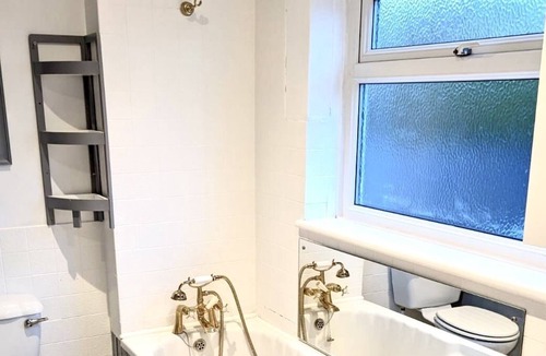 Leckhampton House | Central Cheltenham Step Free House