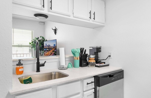 Hancock Apartment | Central Chic 1BR close to UT, Moody Center, & DT