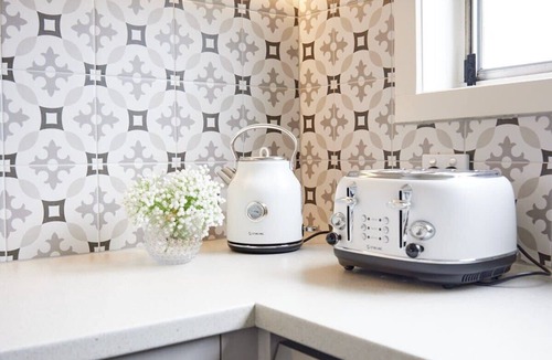 Collingwood North Apartment | Central Classic Collingwood Modern Apt.