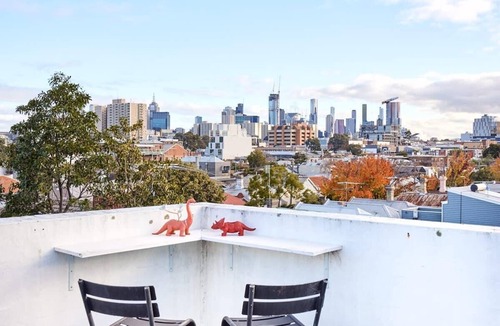 Collingwood North Apartment | Central Classic Collingwood Modern Apt.