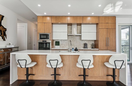 Downtown Toronto Apartment | Central CN Tower View | 3bed 3 bath | 6 Guest | Pool | Gym | Parking