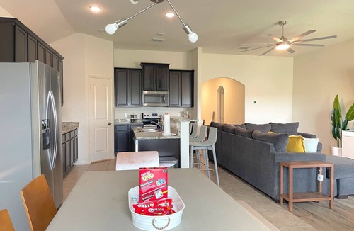 New Braunfels House | Central Comfort 12 Person Fun