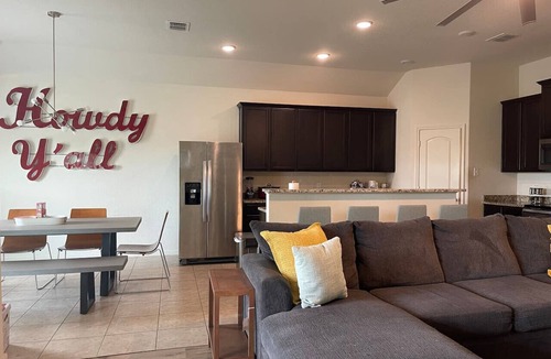 New Braunfels House | Central Comfort 12 Person Fun