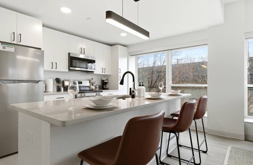 University Circle Apartment | Central & Comfortable Two Bedroom Two Bathroom
