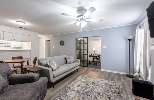 Brentwood Condo | Central Condo + Office (Close to EVERYTHING!)