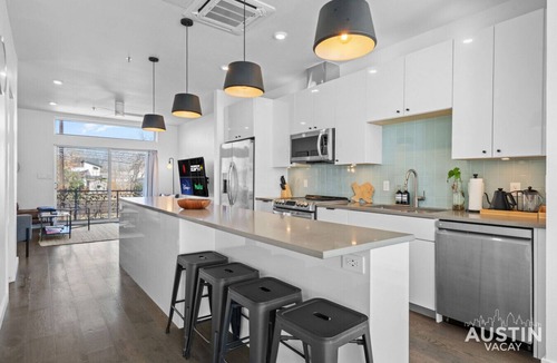 Swede Hill Condo | Central Condo w/Balcony, Close to DT & Food