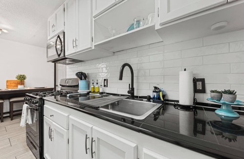South Side House | Central Corpus 2BR coffee bar, Wi-Fi, Workstation — Salinas Casitas