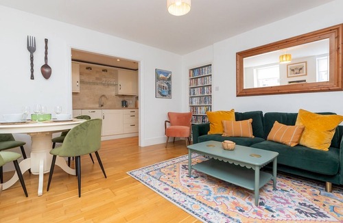 Upper Town Apartment | Central Courtyard Apartment - Pass the Keys