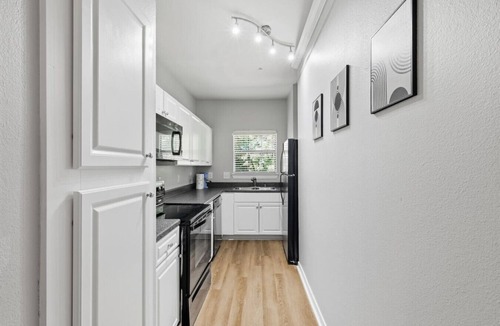 Far North Dallas Apartment | Central Dallas apartment with balcony and pool