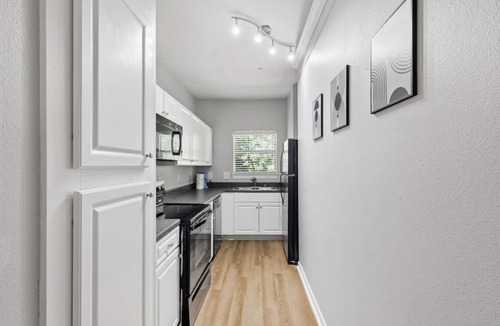 Far North Dallas Apartment | Central Dallas apartment with balcony and pool