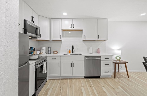 Dallas Apartment | Central Dallas stay/Pool/Gym/Med district/Oaklawn