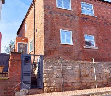 Edwinstowe House | Central, dog friendly, private courtyard