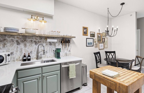 Umstead Apartment | Central Dogwood King Suite w/Office