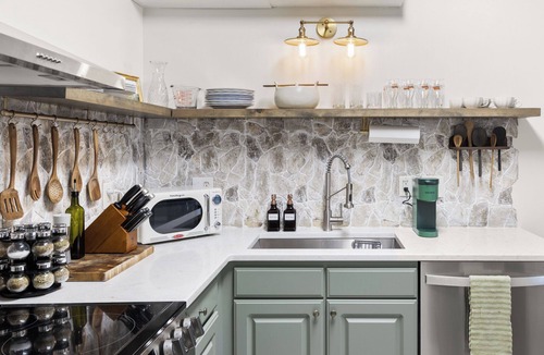 Umstead Apartment | Central Dogwood King Suite w/Office